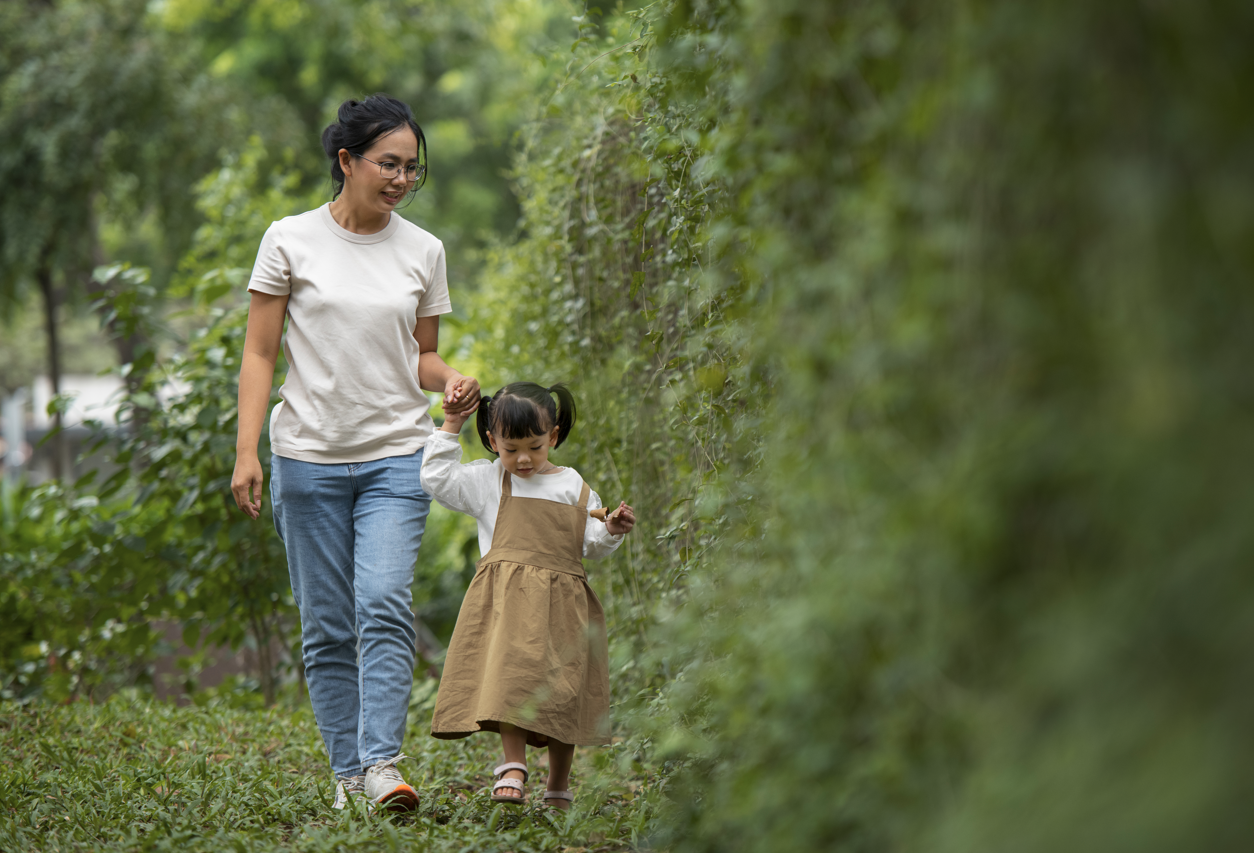 manfaat jalan kaki anak, aktivitas fisik anak, meningkatkan kecerdasan anak, tips anak lahap makan, Bunda, si Kecil